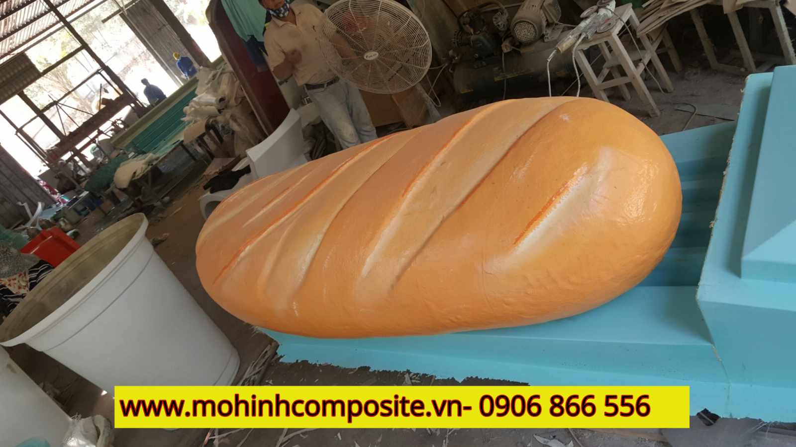 mô hình quảng cáo bánh mì bằng composite siêu to khổng lồ mo-hinh-composite-quang-cao-banh-mi