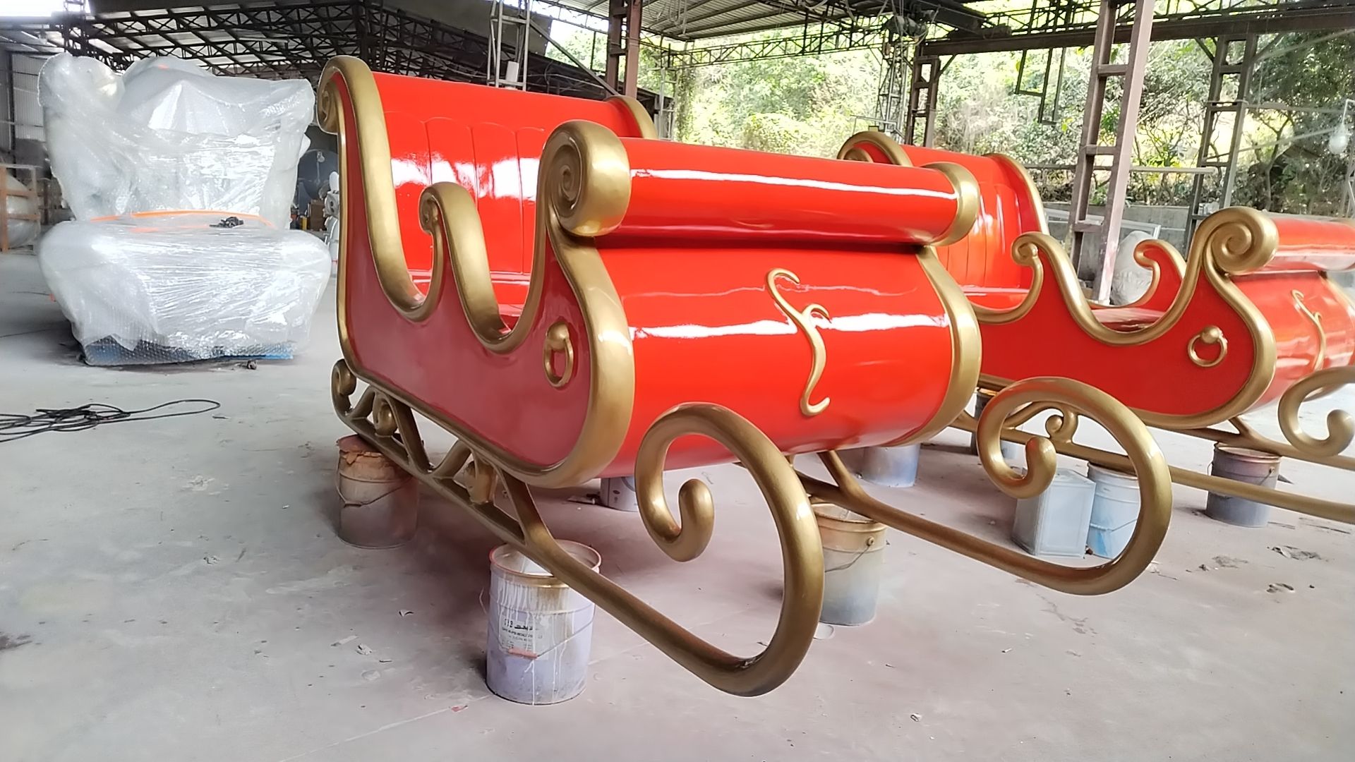 Mô Hình Ông Già Noel Ngồi Xe Trượt Tuyết Composite Cỡ Lớn 320×150cm Mô Hình Ông Già Noel Ngồi Xe Trượt Tuyết Composite Cỡ Lớn 320×150cm — góc nhìn thực tế từ xưởng sản xuất composite