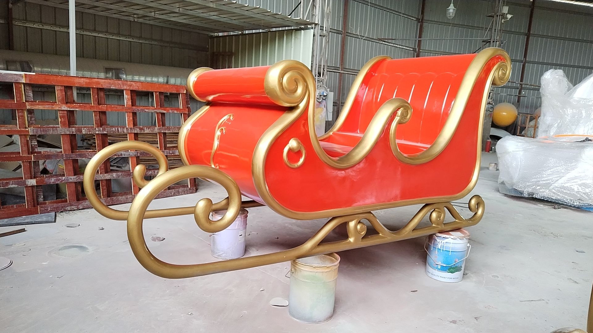 Mô Hình Ông Già Noel Ngồi Xe Trượt Tuyết Composite Cỡ Lớn 320×150cm Mô Hình Ông Già Noel Ngồi Xe Trượt Tuyết Composite Cỡ Lớn 320×150cm — góc nhìn thực tế từ xưởng sản xuất composite