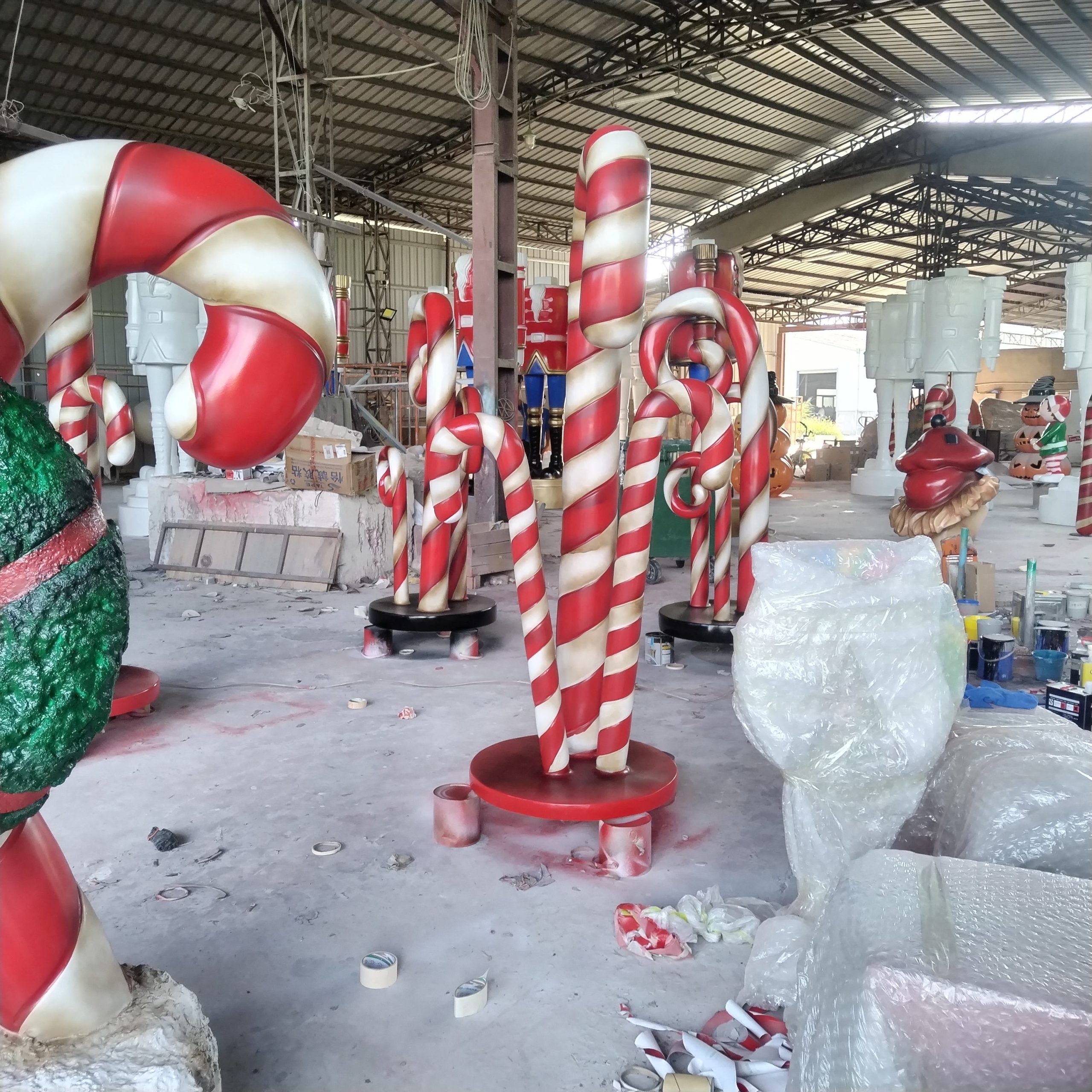 Tượng Cây Kẹo Gậy Candy Cane Composite Khổng Lồ Có Vòng Hoa Trang Trí Giáng Sinh Tượng Cây Kẹo Gậy Candy Cane Composite Khổng Lồ Có Vòng Hoa Trang Trí Giáng Sinh — góc nhìn thực tế từ xưởng sản xuất composite