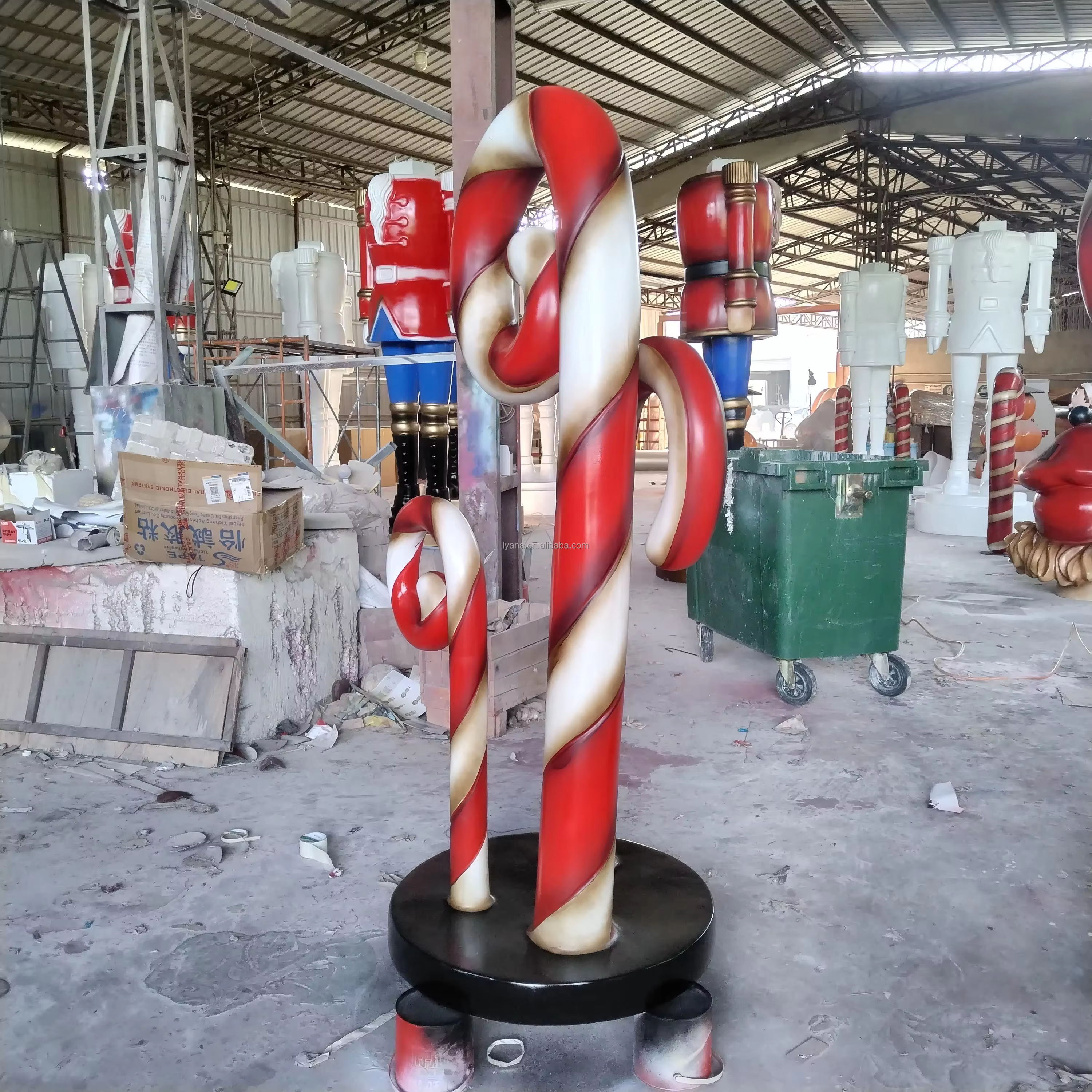 Tượng Cây Kẹo Gậy Candy Cane Composite Khổng Lồ Có Vòng Hoa Trang Trí Giáng Sinh Tượng Cây Kẹo Gậy Candy Cane Composite Khổng Lồ Có Vòng Hoa Trang Trí Giáng Sinh — chi tiết vật liệu composite sợi thủy tinh chất lượng cao