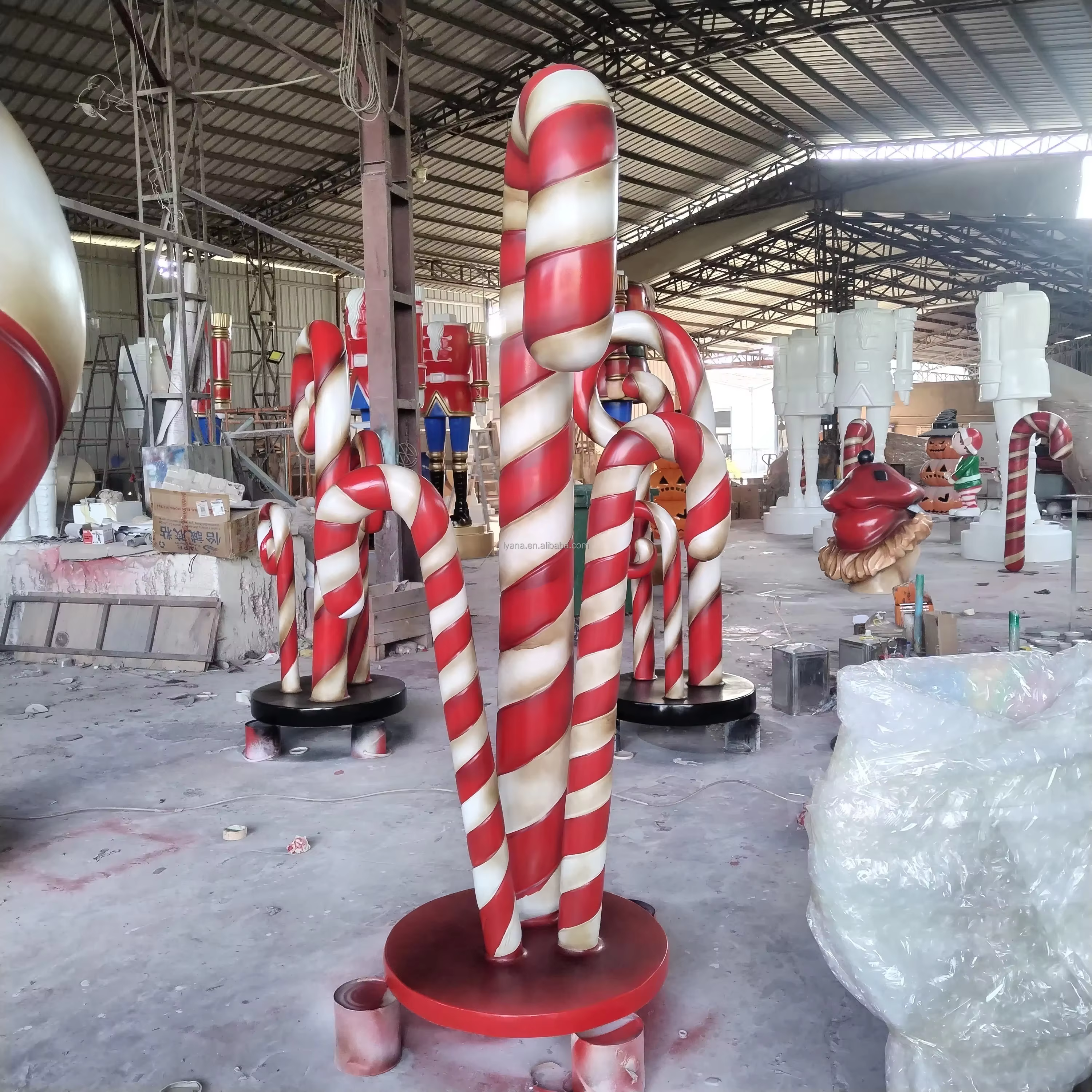 Tượng Cây Kẹo Gậy Candy Cane Composite Khổng Lồ Có Vòng Hoa Trang Trí Giáng Sinh Tượng Cây Kẹo Gậy Candy Cane Composite Khổng Lồ Có Vòng Hoa Trang Trí Giáng Sinh — chi tiết vật liệu composite sợi thủy tinh chất lượng cao