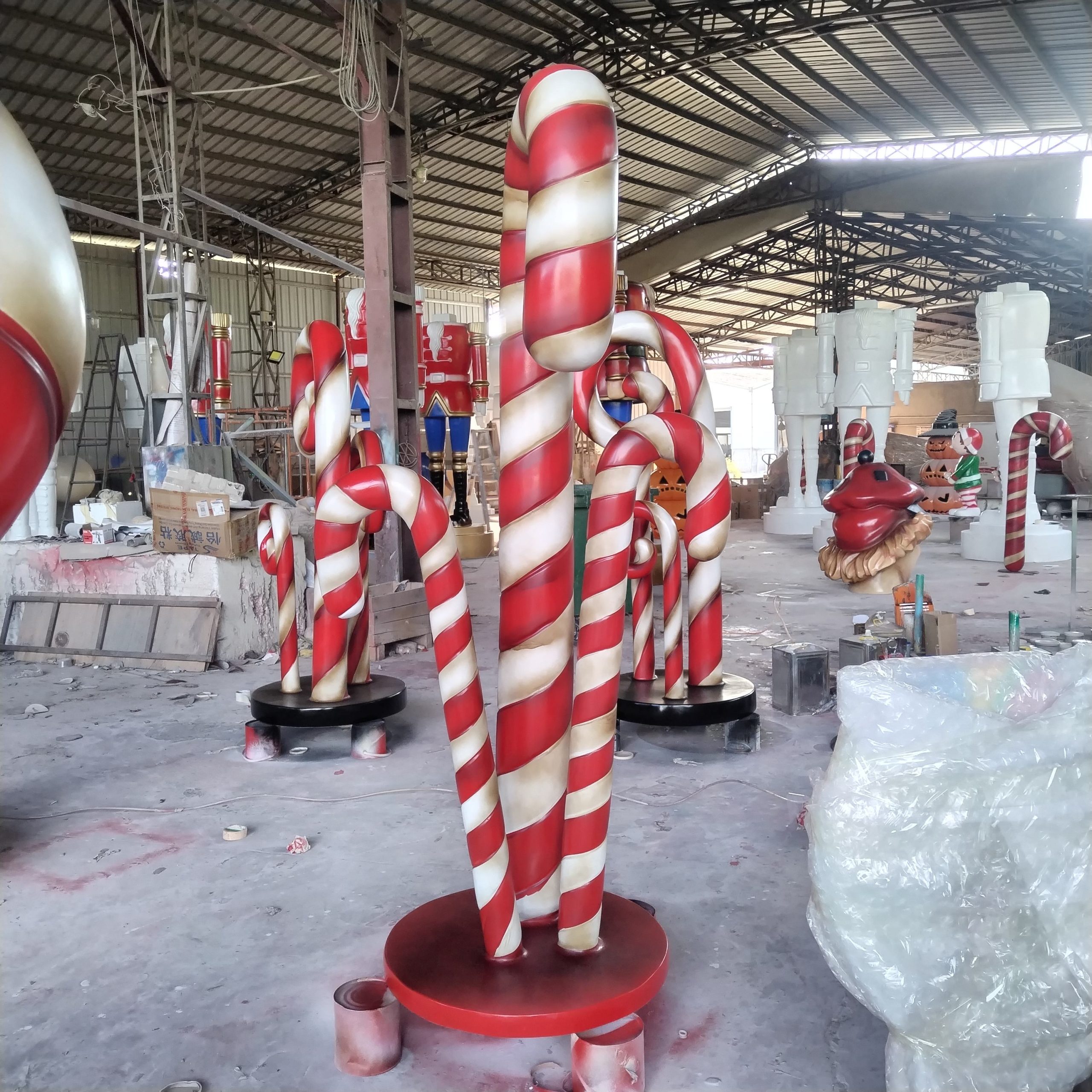 Tượng Cây Kẹo Gậy Candy Cane Composite Khổng Lồ Có Vòng Hoa Trang Trí Giáng Sinh Tượng Cây Kẹo Gậy Candy Cane Composite Khổng Lồ Có Vòng Hoa Trang Trí Giáng Sinh — các kích thước và màu sắc tùy chọn theo yêu cầu