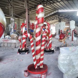 Tượng Cây Kẹo Gậy Candy Cane Composite Khổng Lồ Có Vòng Hoa Trang Trí Giáng Sinh — composite trang trí Giáng sinh, sản xuất tại TP.HCM, ngk.vn / mohinhcomposite.vn