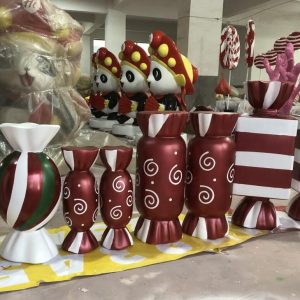 Tượng Kẹo Lollipop Composite Khổng Lồ Trang Trí Noel Ngoài Trời — góc nhìn thực tế từ xưởng sản xuất composite