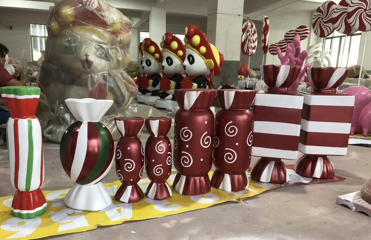 Tượng Kẹo Lollipop Composite Khổng Lồ Trang Trí Noel Ngoài Trời Tượng Kẹo Lollipop Composite Khổng Lồ Trang Trí Noel Ngoài Trời — góc nhìn thực tế từ xưởng sản xuất composite