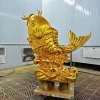 Tượng cá chép composite trang trí sân vườn phong thủy — màu đỏ cam rực rỡ, chi tiết vảy sắc nét