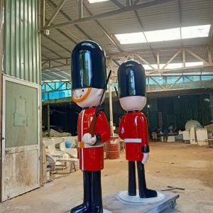 Tượng composite canh cổng cho nhà hàng tại Quận 1 TP.HCM — tượng lính chì bảo vệ phong thủy theo yêu cầu