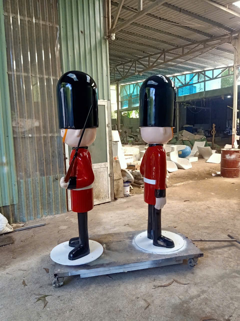 Tượng Composite Phong Thủy — Linh Vật Canh Cổng Theo Yêu Cầu Tượng composite lính canh cổng cao 1.5m — sơn màu cổ điển, chịu ngoài trời bền 10+ năm